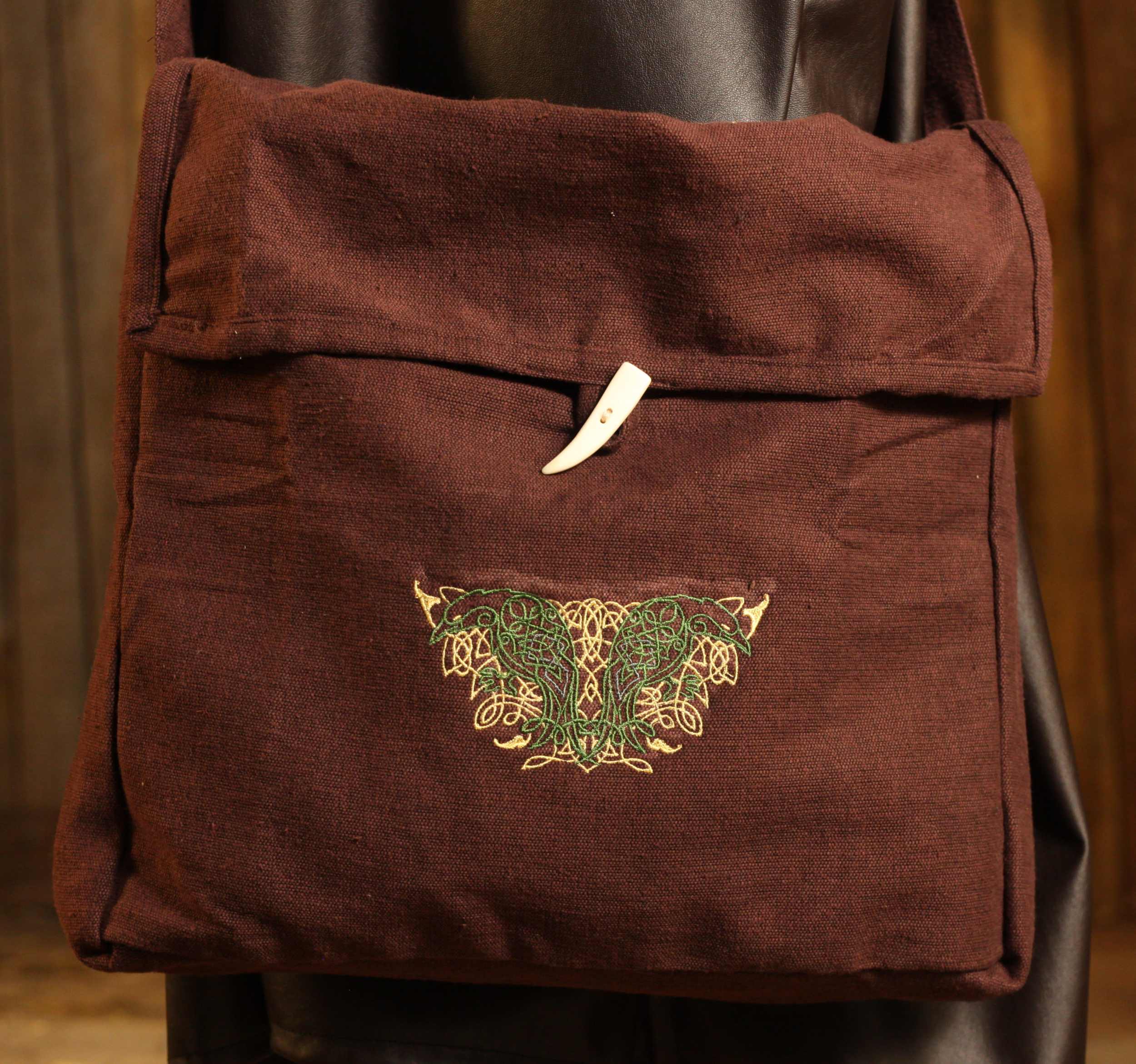 Mittelalterliche Tasche mit Raben-Stickerei