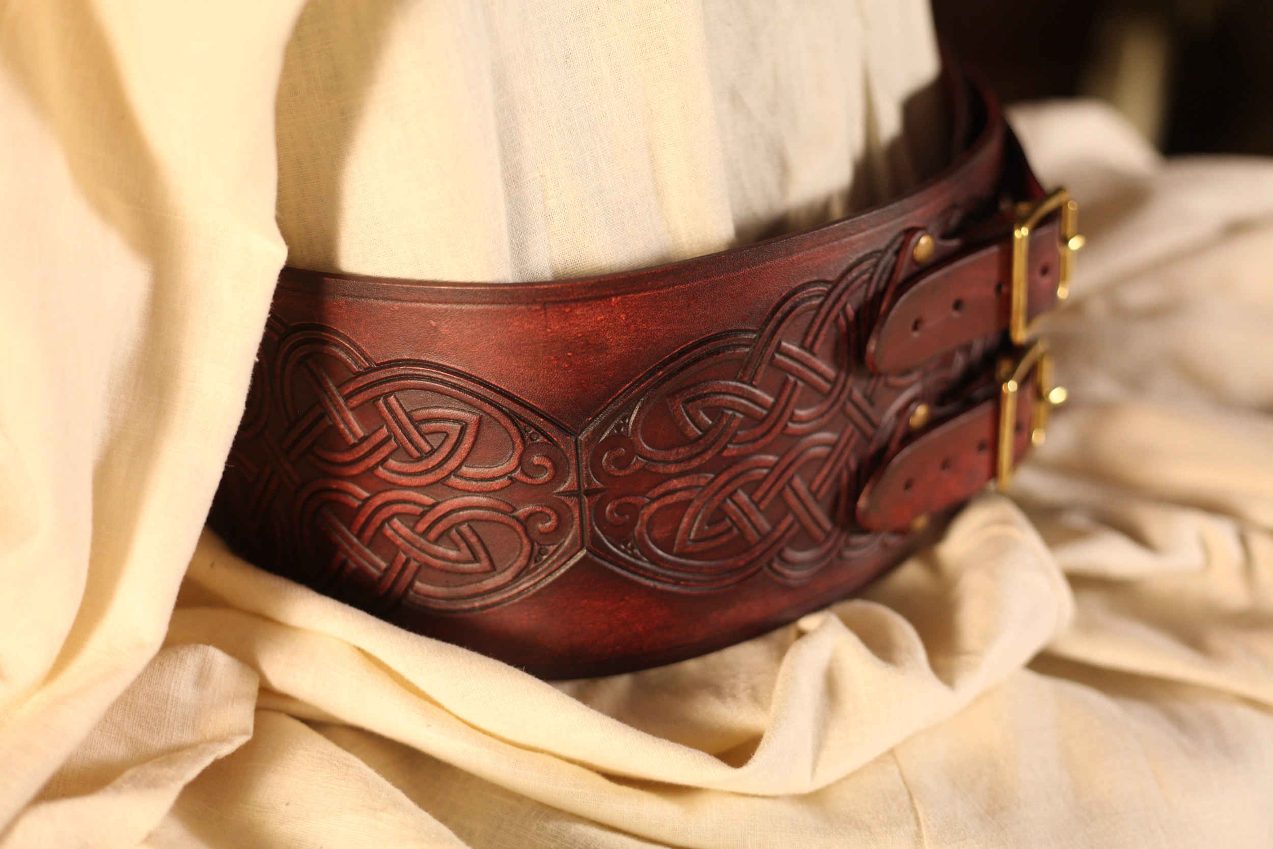 Breiter LARP Ledergürtel, weinrot