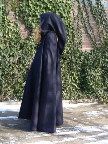 Umhang aus Wolle mit langer Kapuze und Stickerei