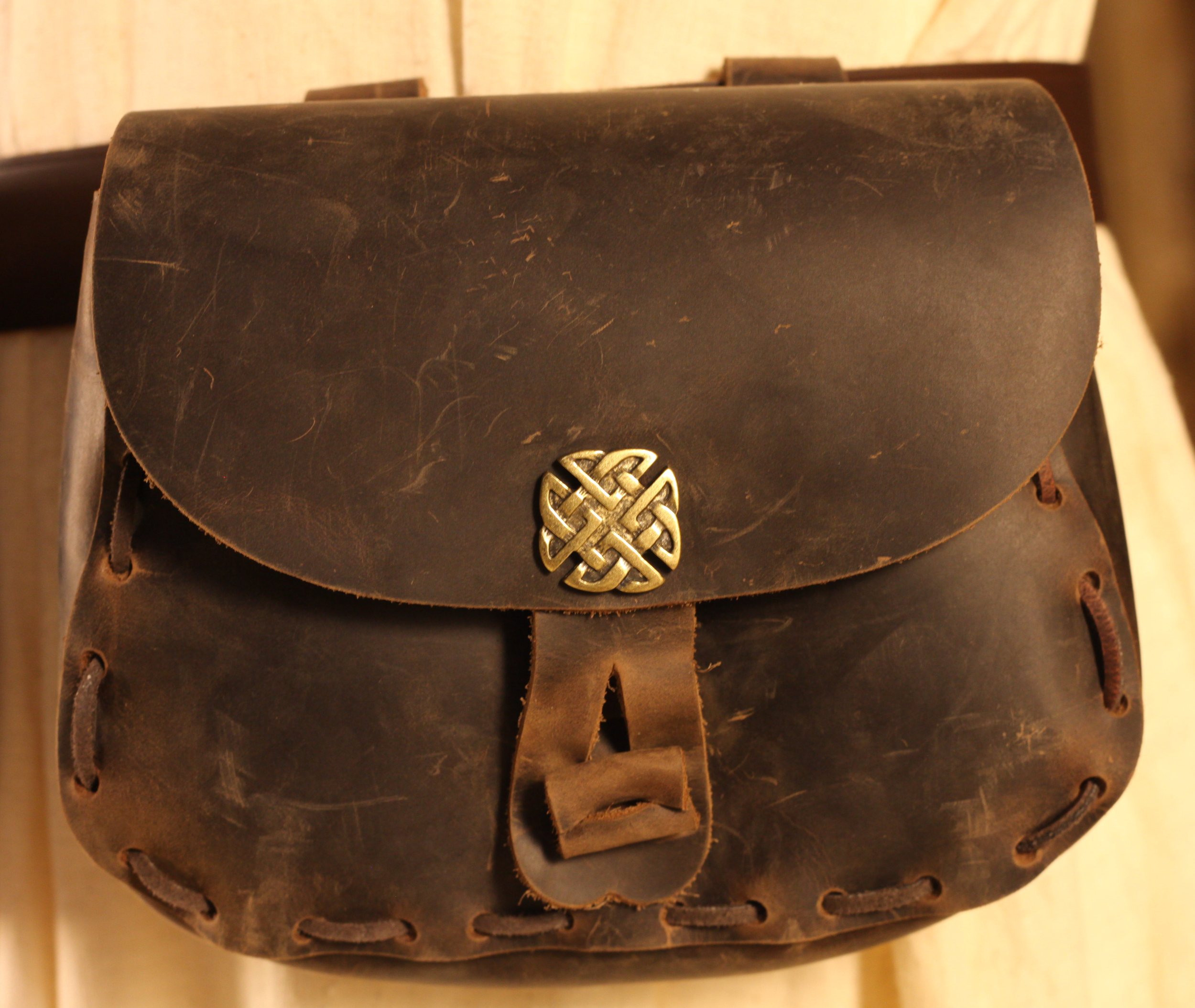 Braune mittelalterliche Ledertasche Geflecht