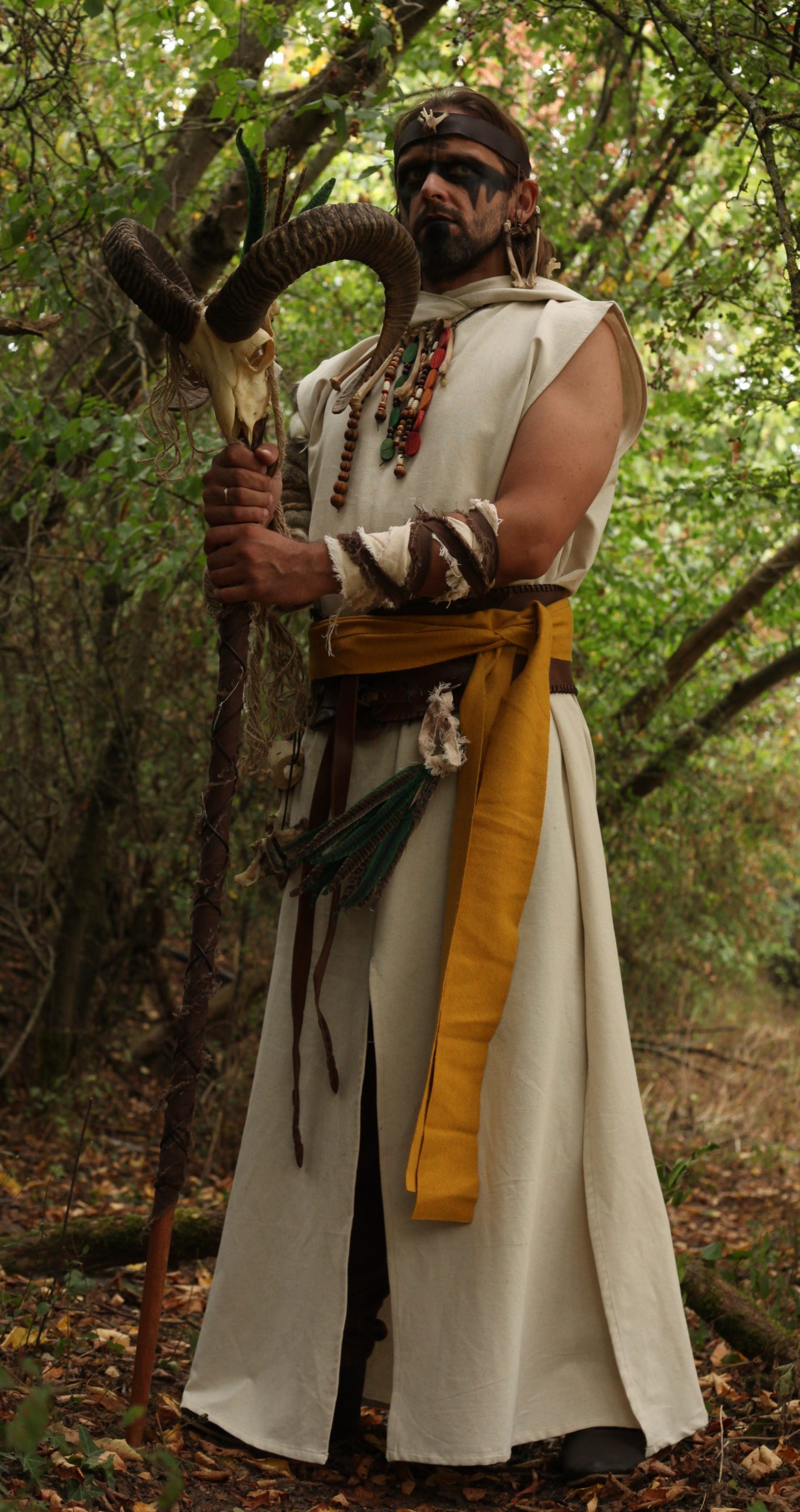 Lange beige Tunika mit Kapuze