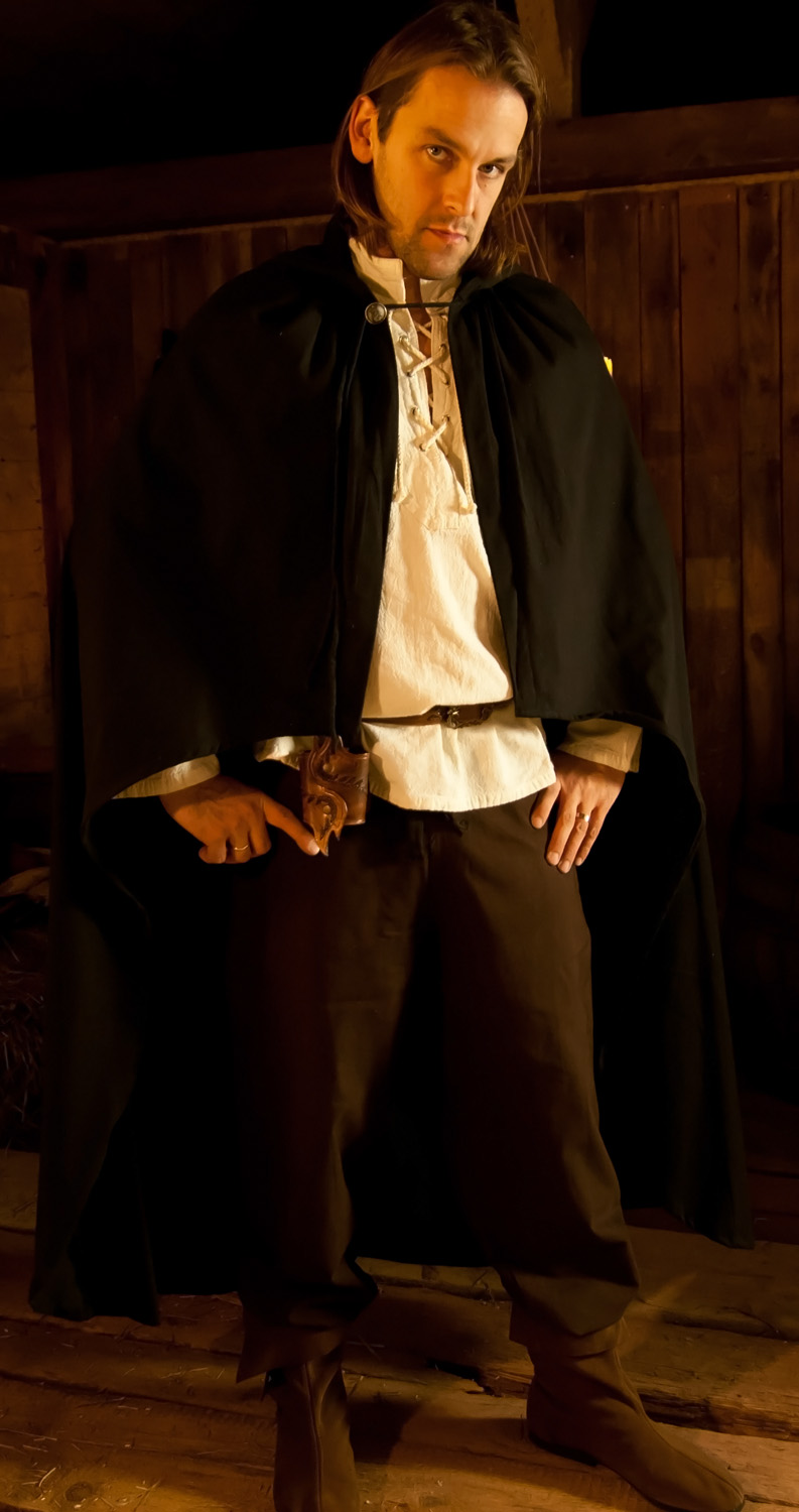 Cape mit Kapuze und Ausschnitt