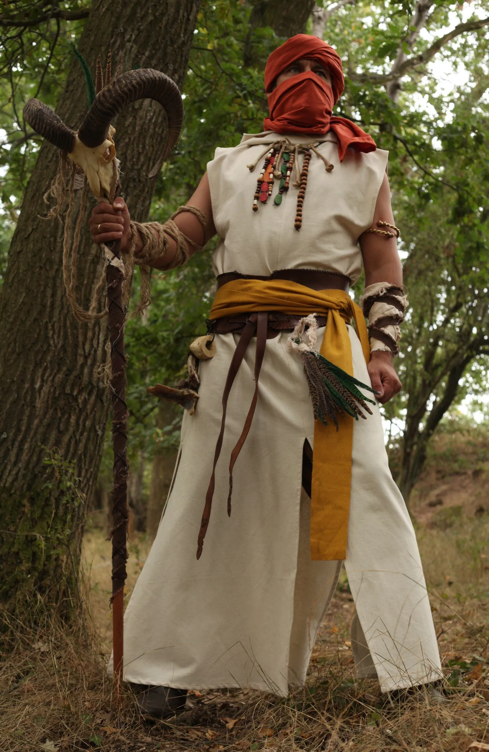 Lange beige Tunika mit Kapuze