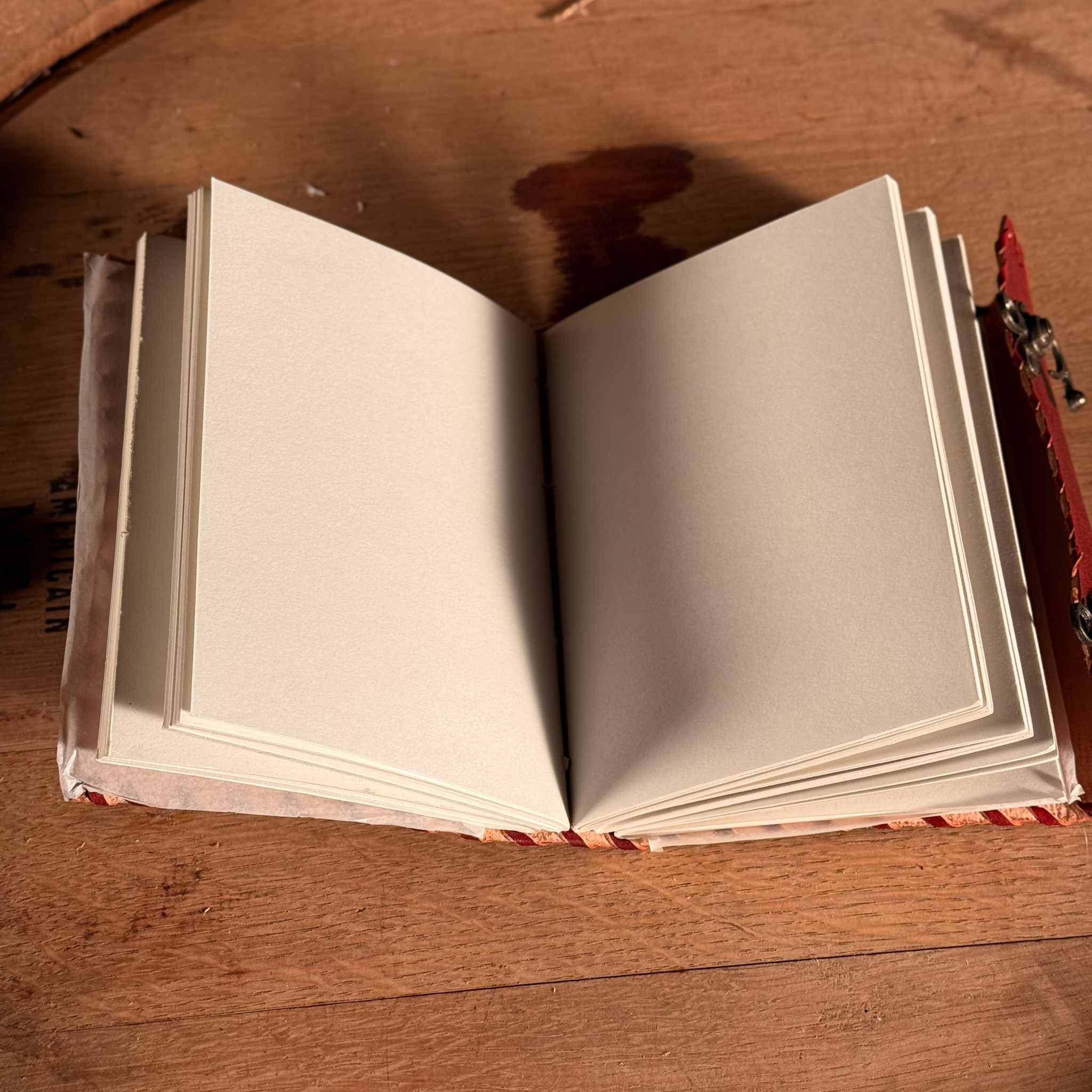 Notizbuch mit Stein-Intarsie, Ledereinband