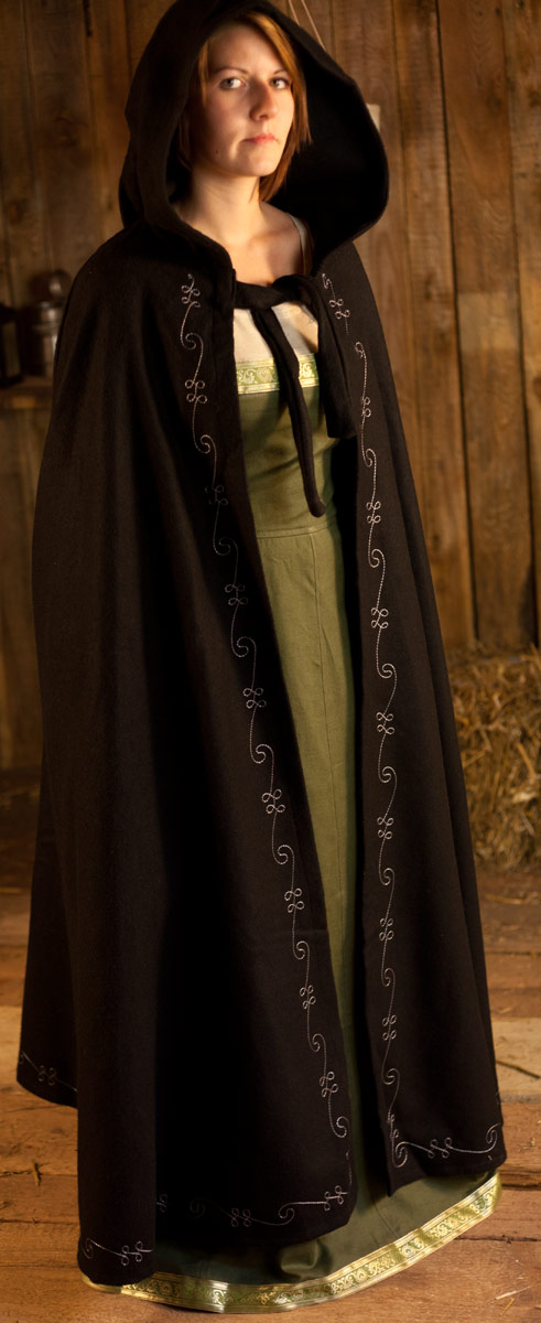 Umhang aus Wolle mit langer Kapuze und Stickerei