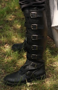 Bottes médiévales noires avec boucles