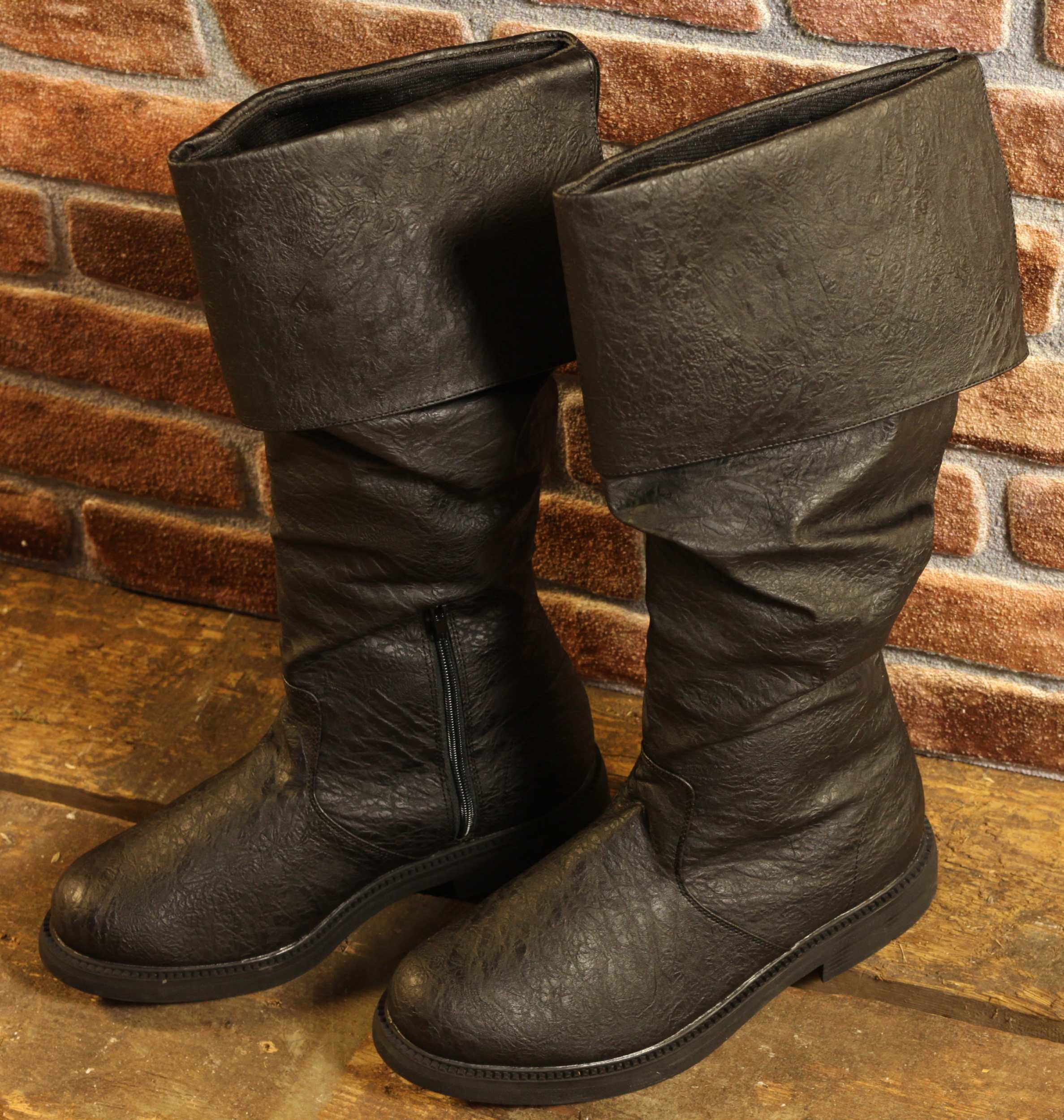 Schwarze Mittelalterstiefel mit Umschlag