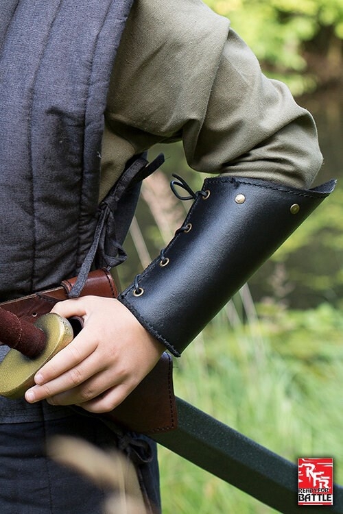 Schwarze Leder-Armschienen