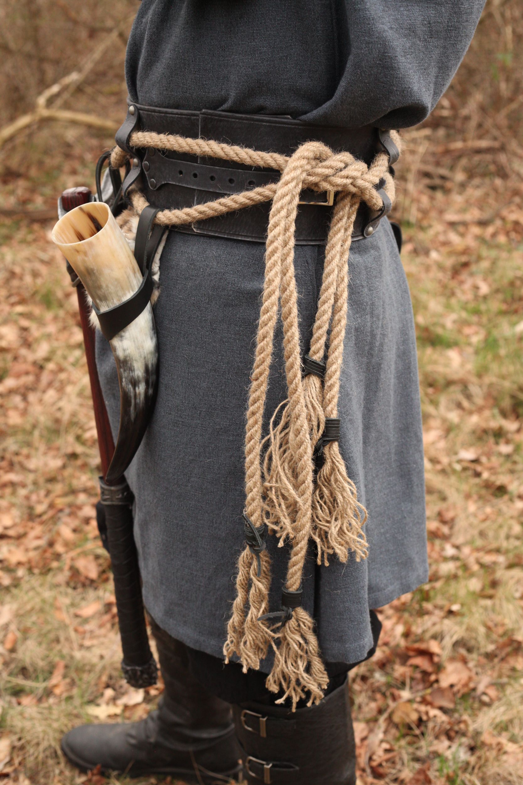 Schwarzer breiter Ledergürtel mit Seilen