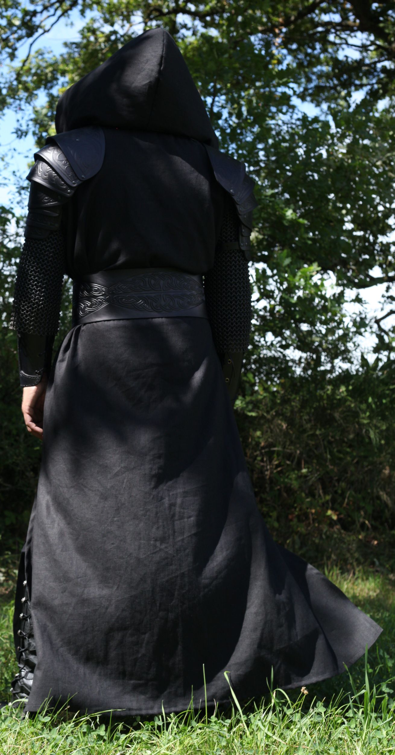 Lange schwarze Weste mit Kapuze