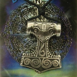 Pendentif en étain marteau de Thor