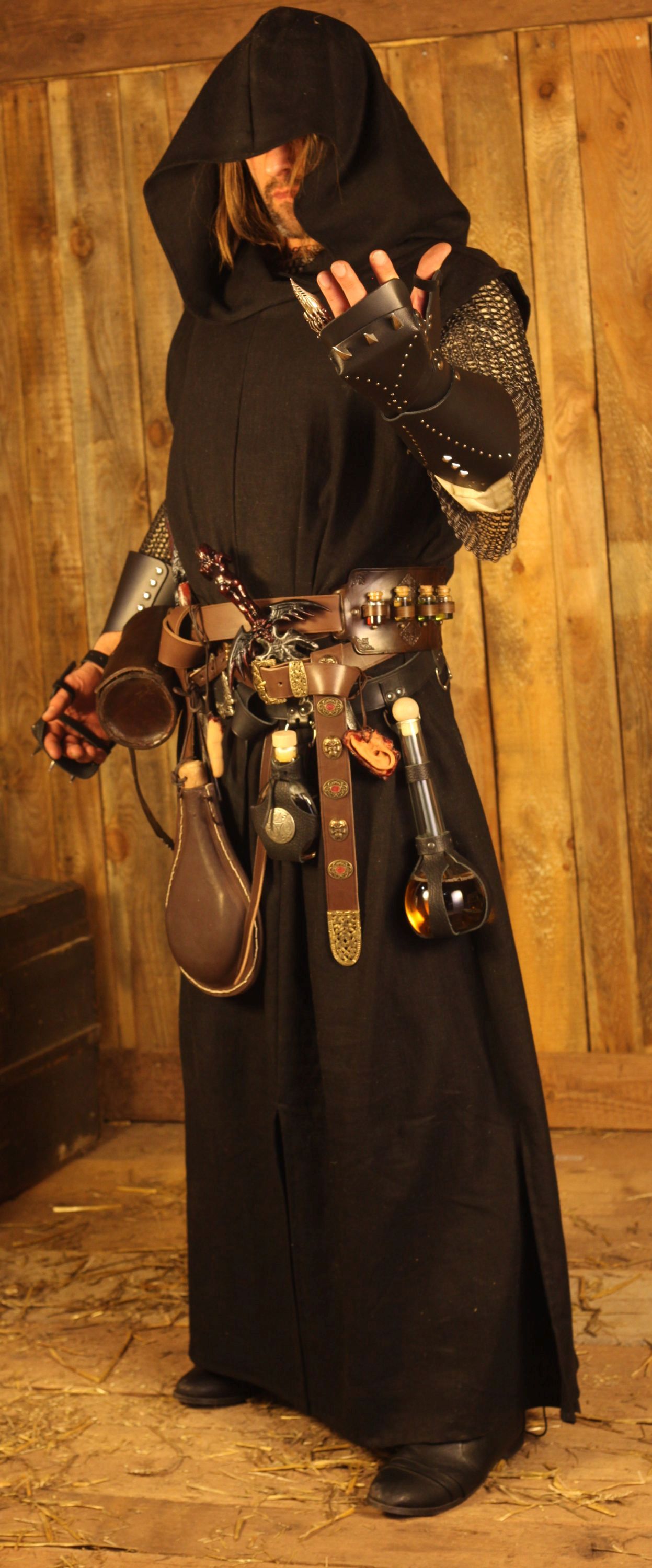 Lange schwarze Tunika mit Kapuze