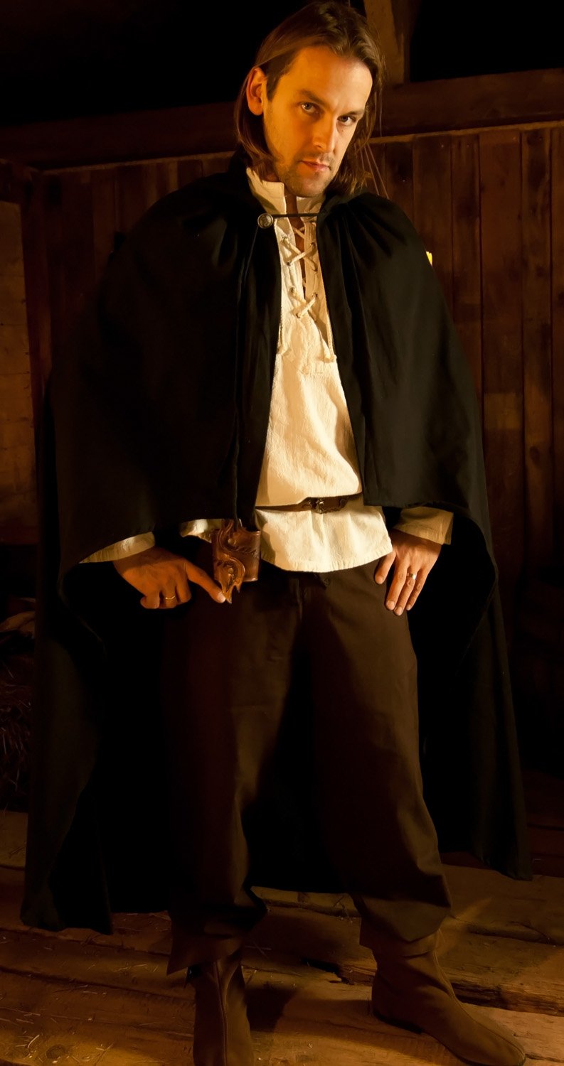 Cape mit Kapuze und Ausschnitt