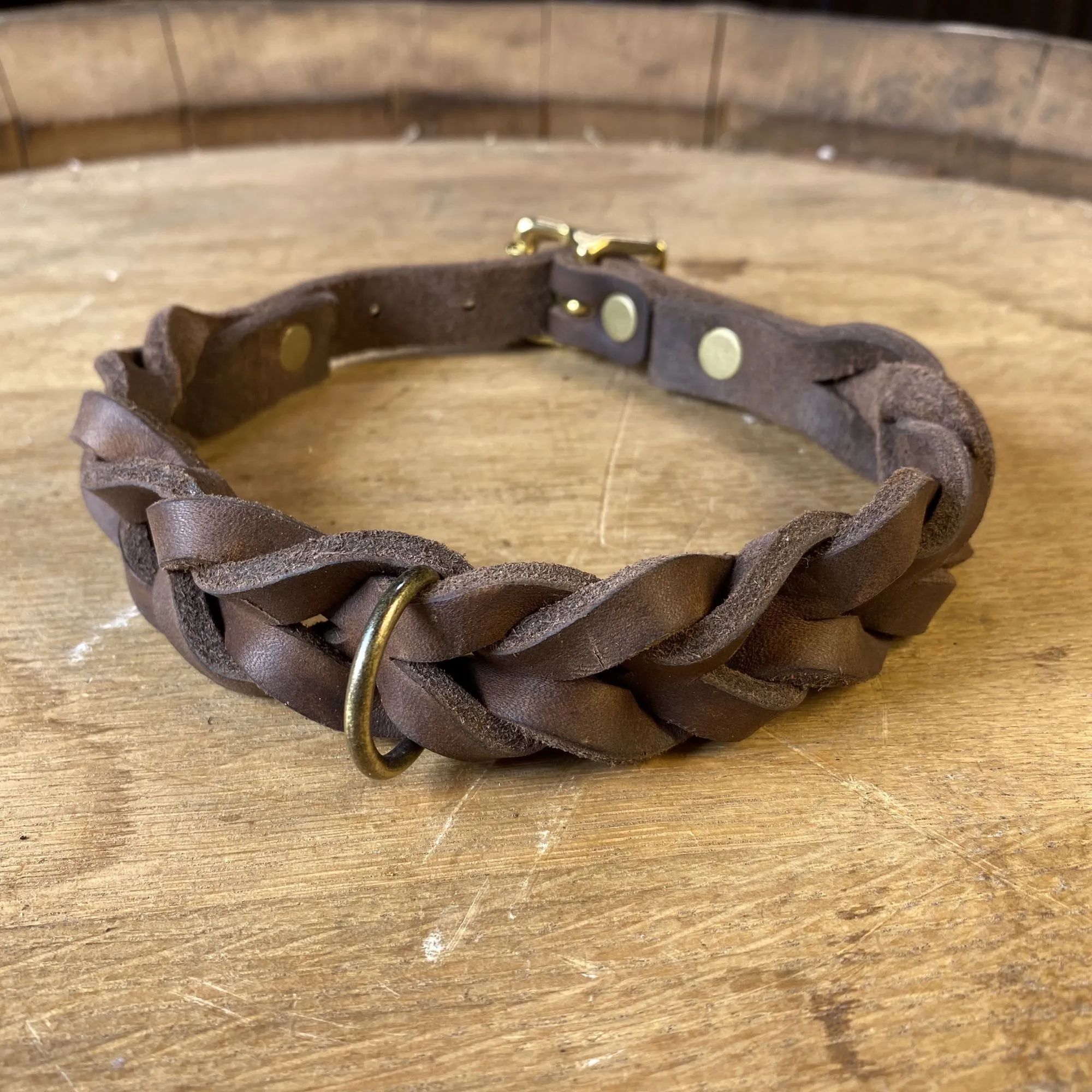 Hundehalsband aus Leder, geflochten