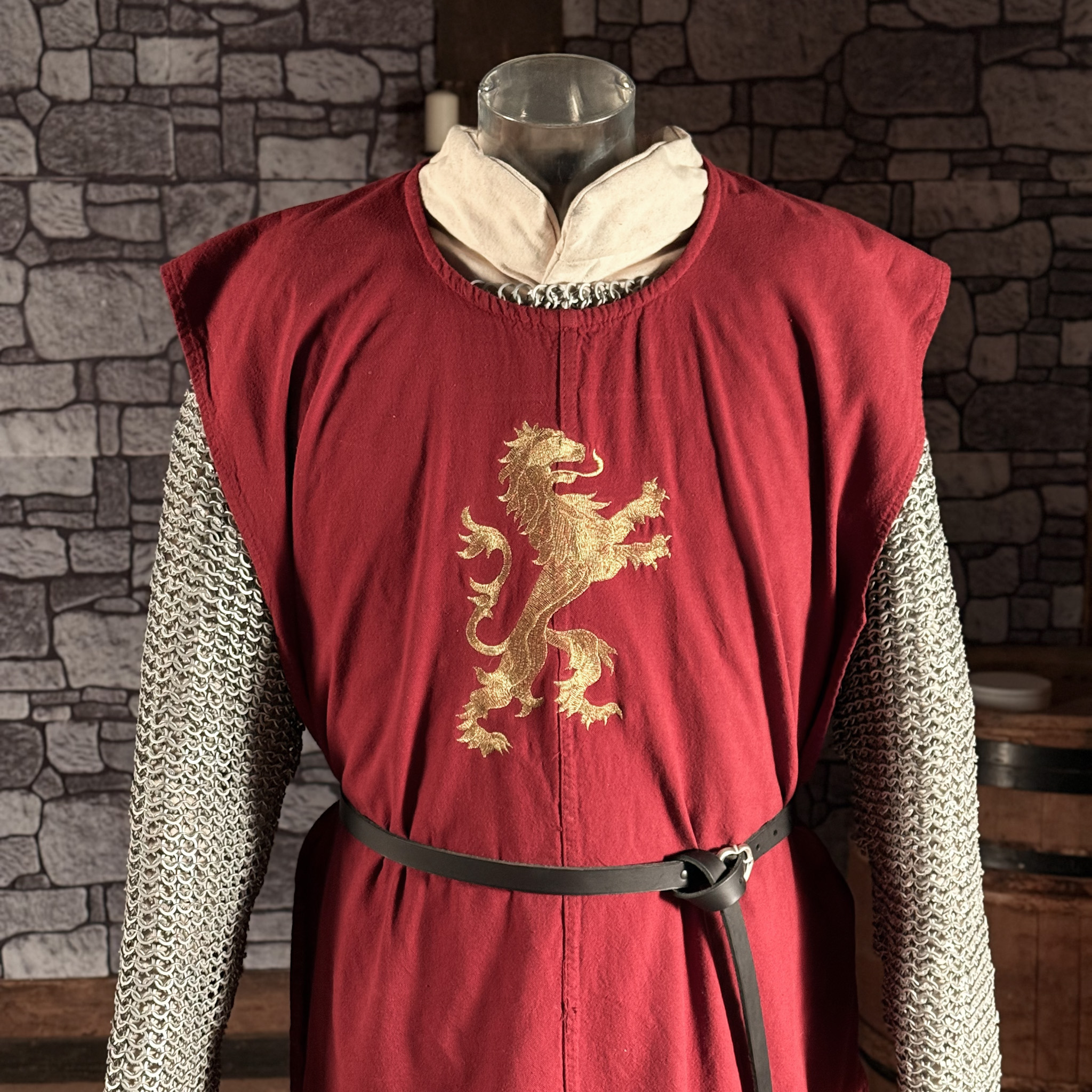 Wappenrock mit Stickerei Löwe