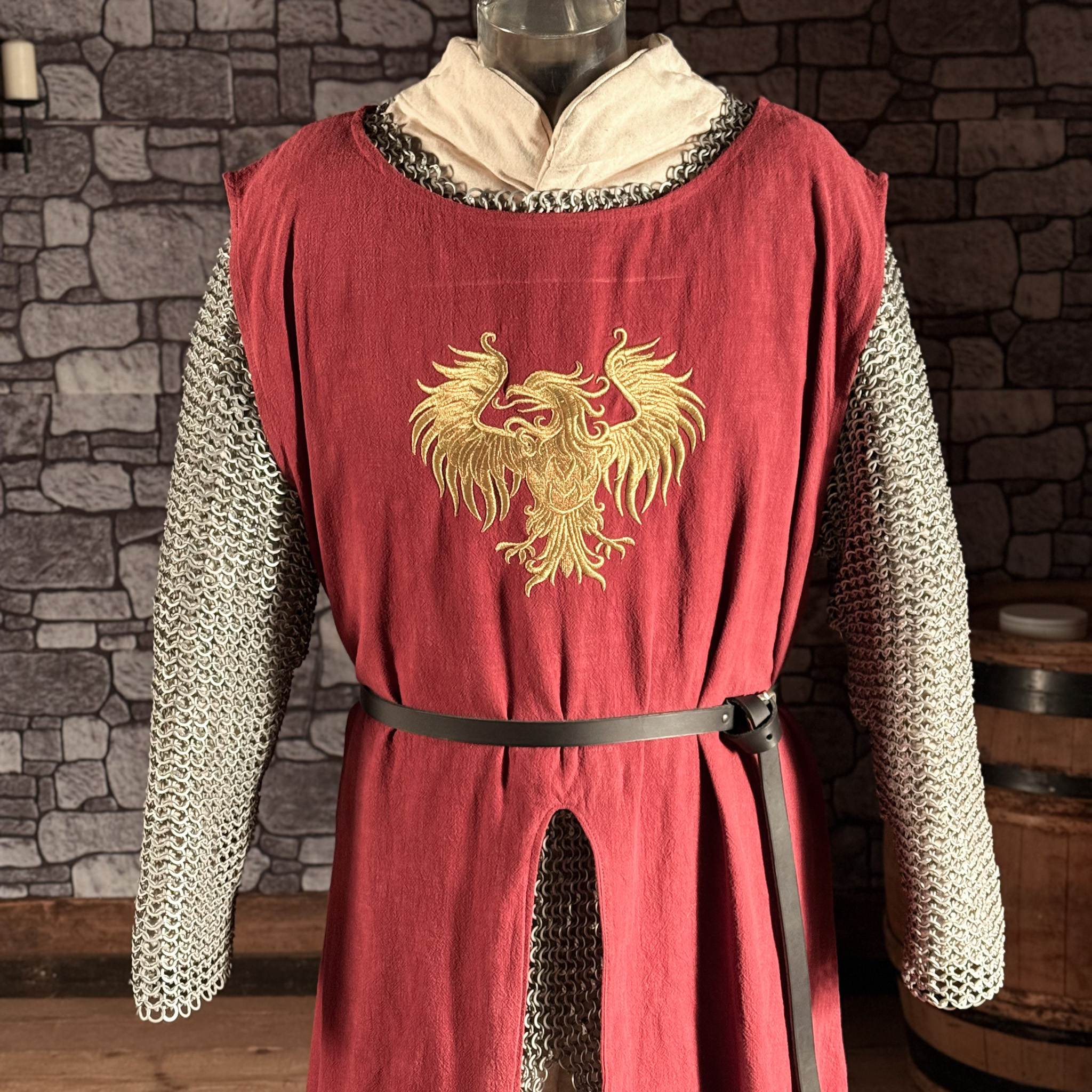 Ritterlicher Wappenrock aus Leinen mit Stickerei