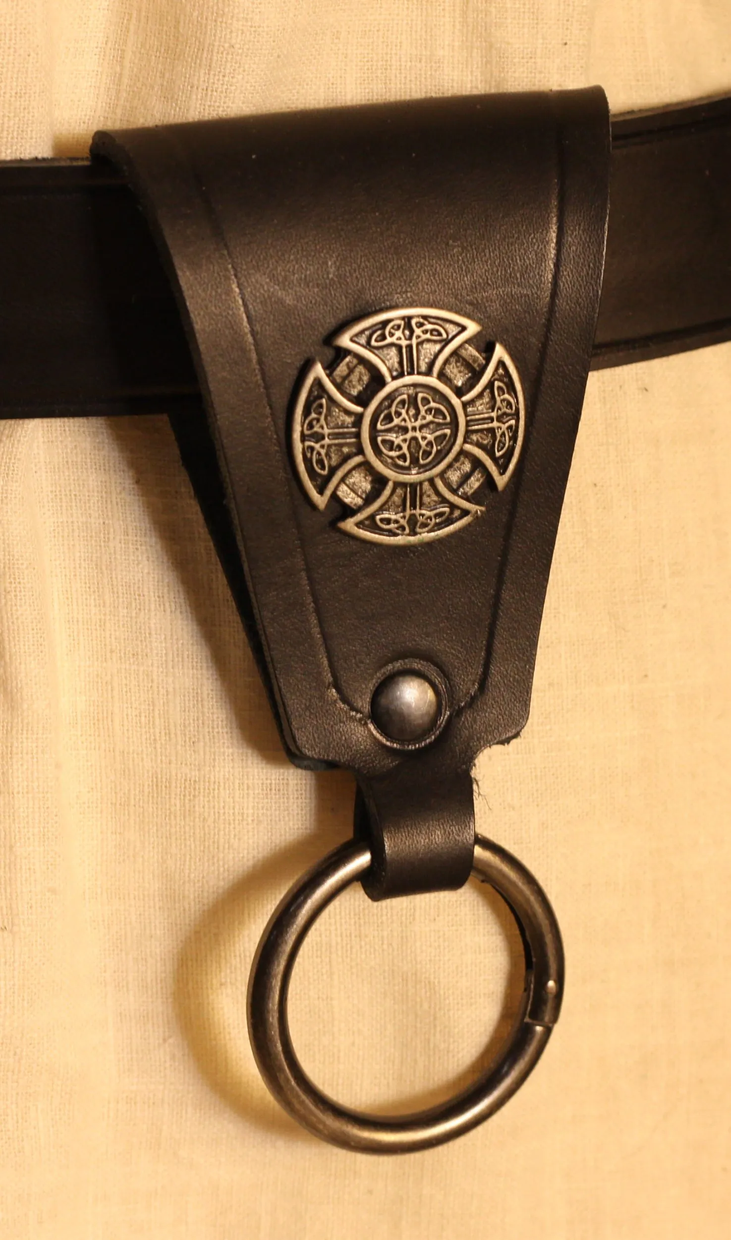 Gürtelschlaufe mit Ring und Kreuz der Kelten