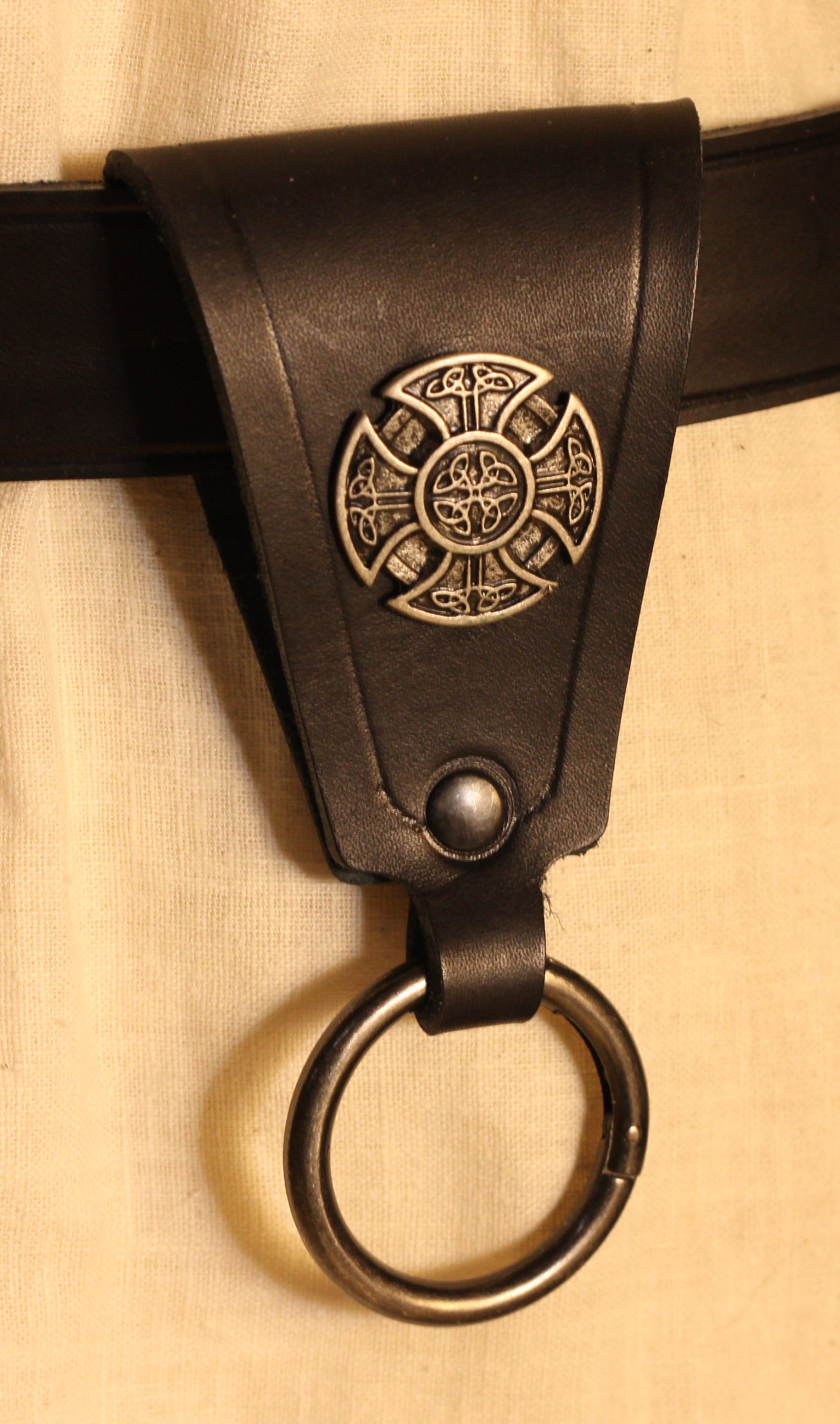 Gürtelschlaufe mit Ring und Kreuz der Kelten