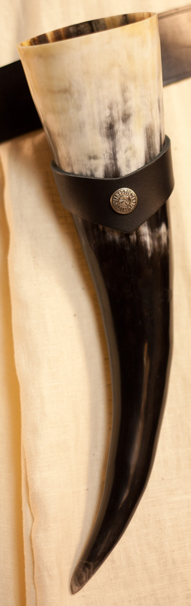 Trinkhorn mit Halter Runen ca. 300ml