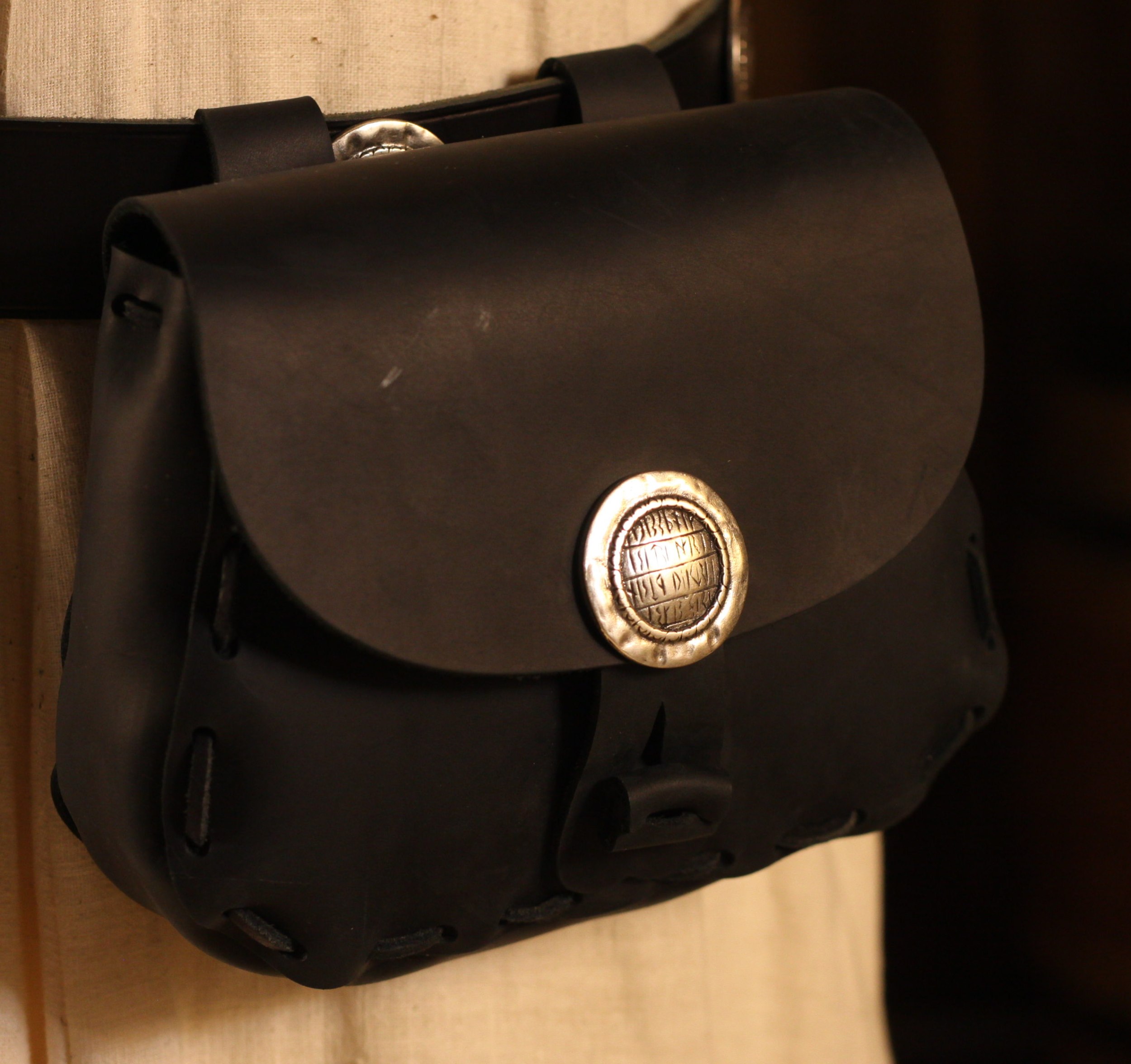 Schwarze mittelalterliche Tasche Runenschild