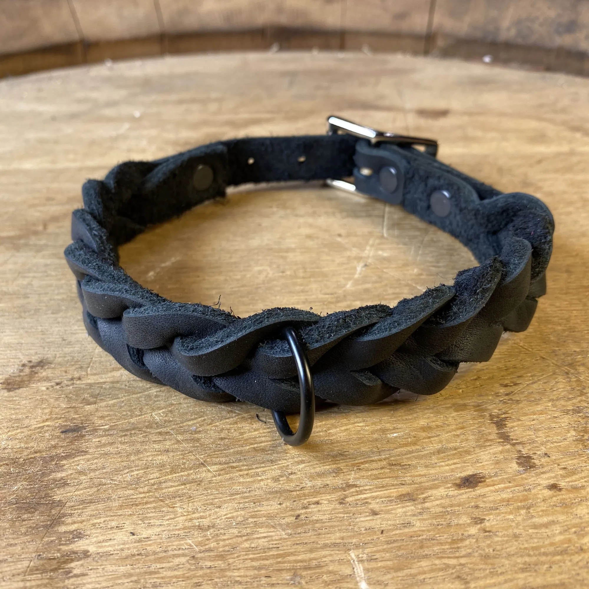 Hundehalsband aus Leder, geflochten
