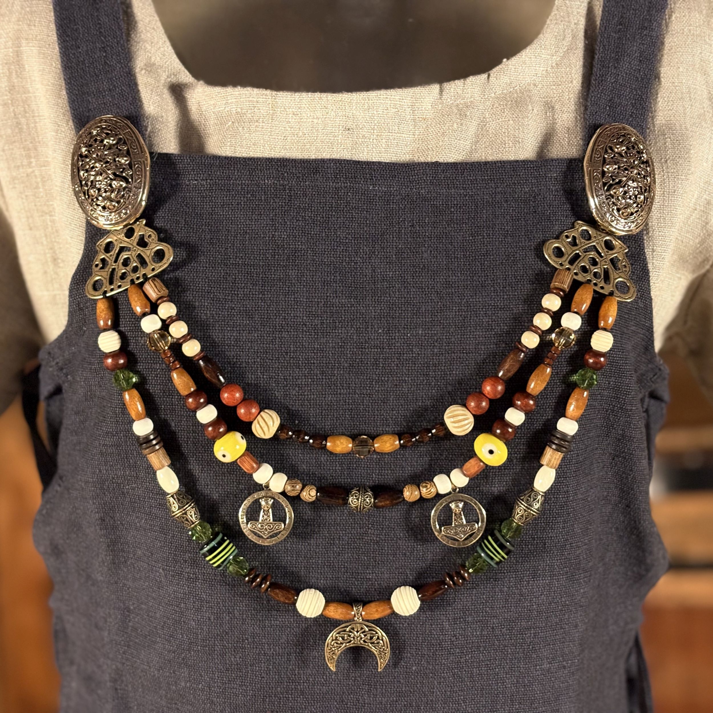Dreireihige Fibelkette im Wikingerstil mit Lunula
