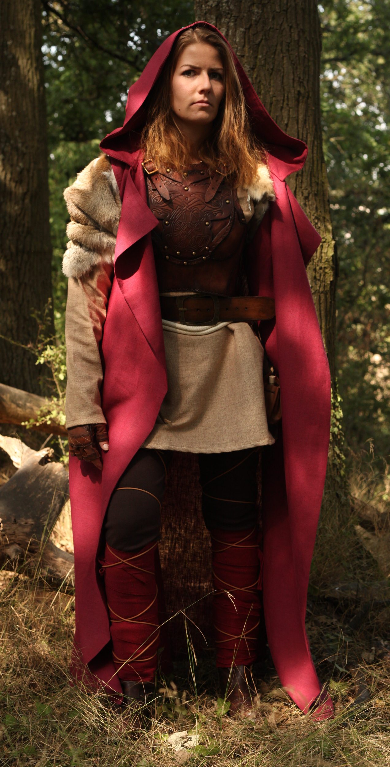 Rote Leinenweste mit Kapuze