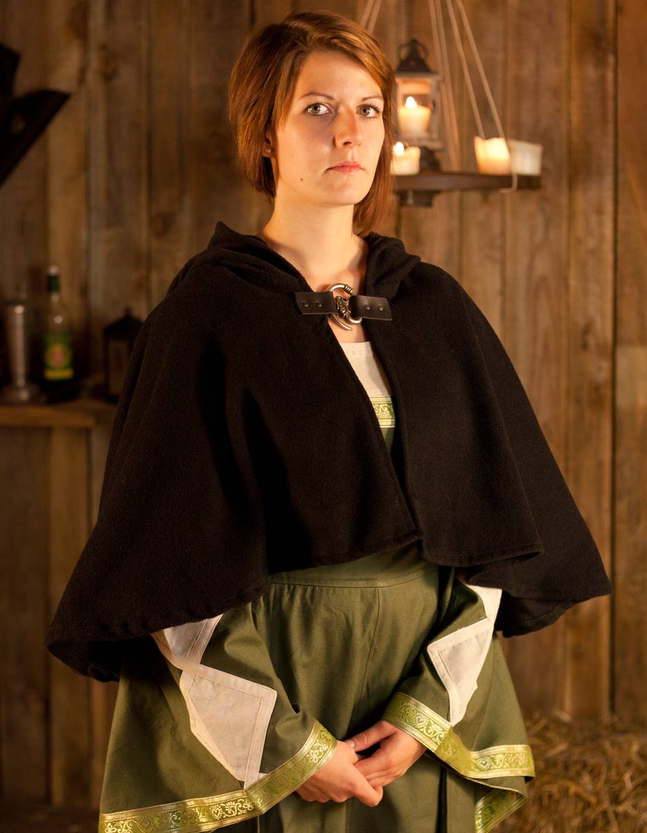 Woll-Gugel mit Wolfskopf-Schließe