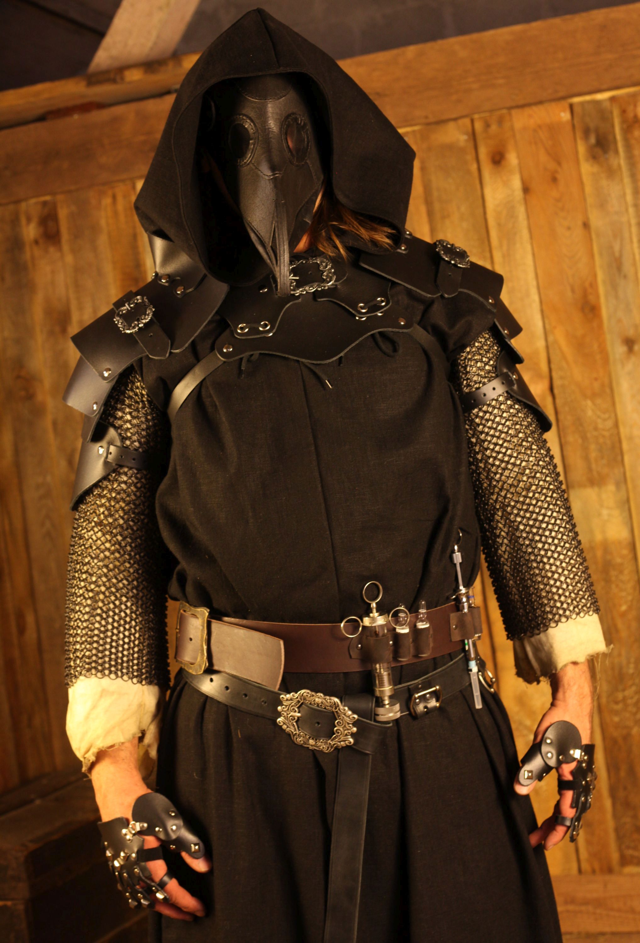 Lange schwarze Tunika mit Kapuze